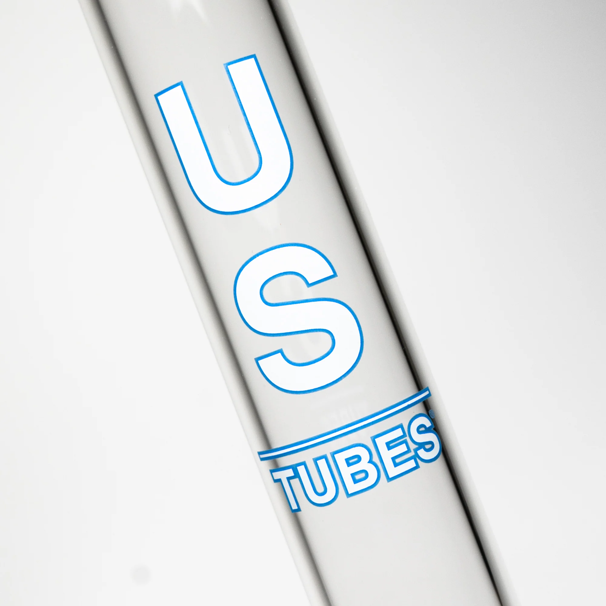 US Tubes - 18" Beaker 50x5 w/ 24mm Joint - White & Blue Vertical Label - Image 3